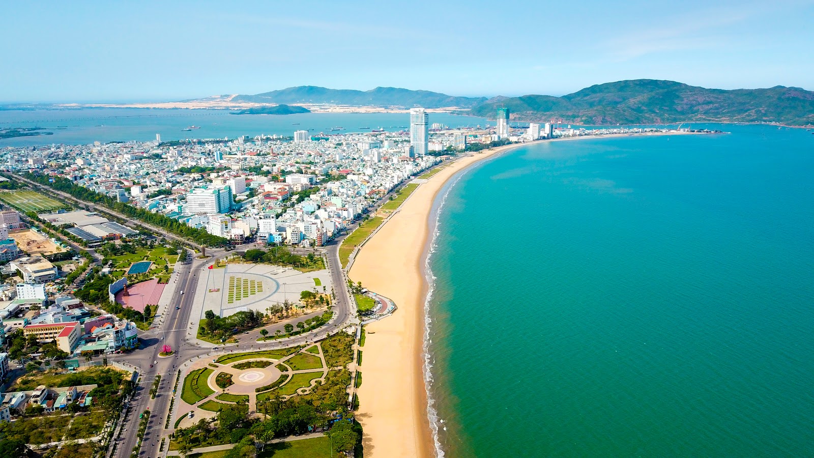 Nằm dọc theo dải đất miền Trung, Quy Nhơn đang nổi lên như một điểm đến đầy mê hoặc đối với những ai yêu thích du lịch trải nghiệm và săn ảnh đẹp. Với làn nước biển trong vắt, cảnh quan tự nhiên hoang sơ cùng nhiều địa điểm độc đáo, thành phố biển này nhanh chóng ghi dấu ấn trong lòng du khách. Những góc chụp tuyệt đẹp ở đây luôn khiến bất kỳ ai cũng muốn dừng chân, ghi lại khoảnh khắc và lưu giữ những kỷ niệm đáng nhớ ngay từ lần đầu đặt chân tới. 